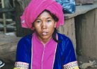 Thailand-Laos 2002 85  Sælgende Palong landsby kvinde nær Chang Dao Thailand